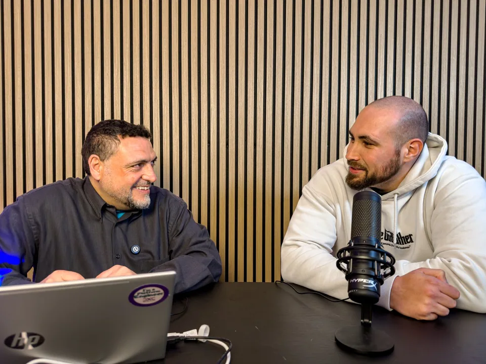 Conversación durante una sesión de grabación en el estudio de La Clandestina Digital